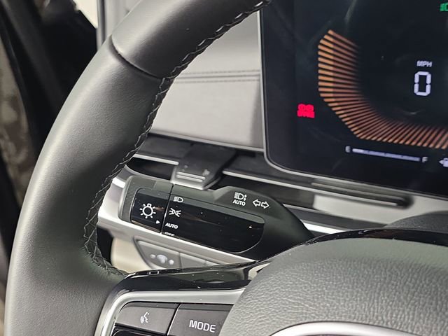 Used 2025 Kia Carnival FWD image 29