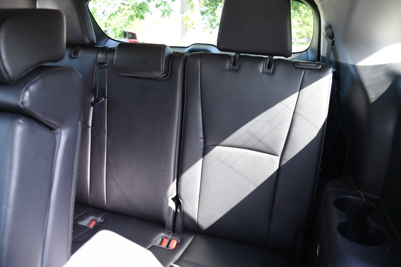 Used 2022 Toyota Highlander XLE AWD/4WD image 19