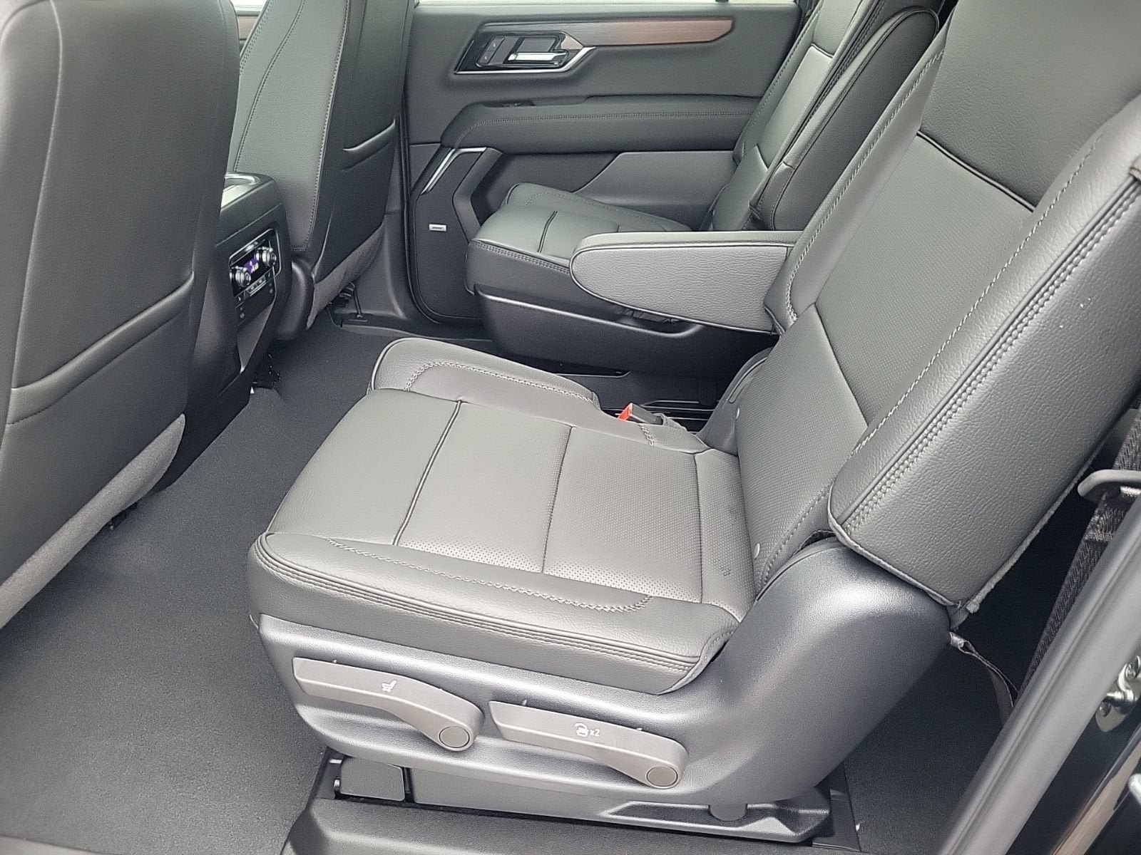 New 2026 GMC Yukon XL Denali RWD image 12