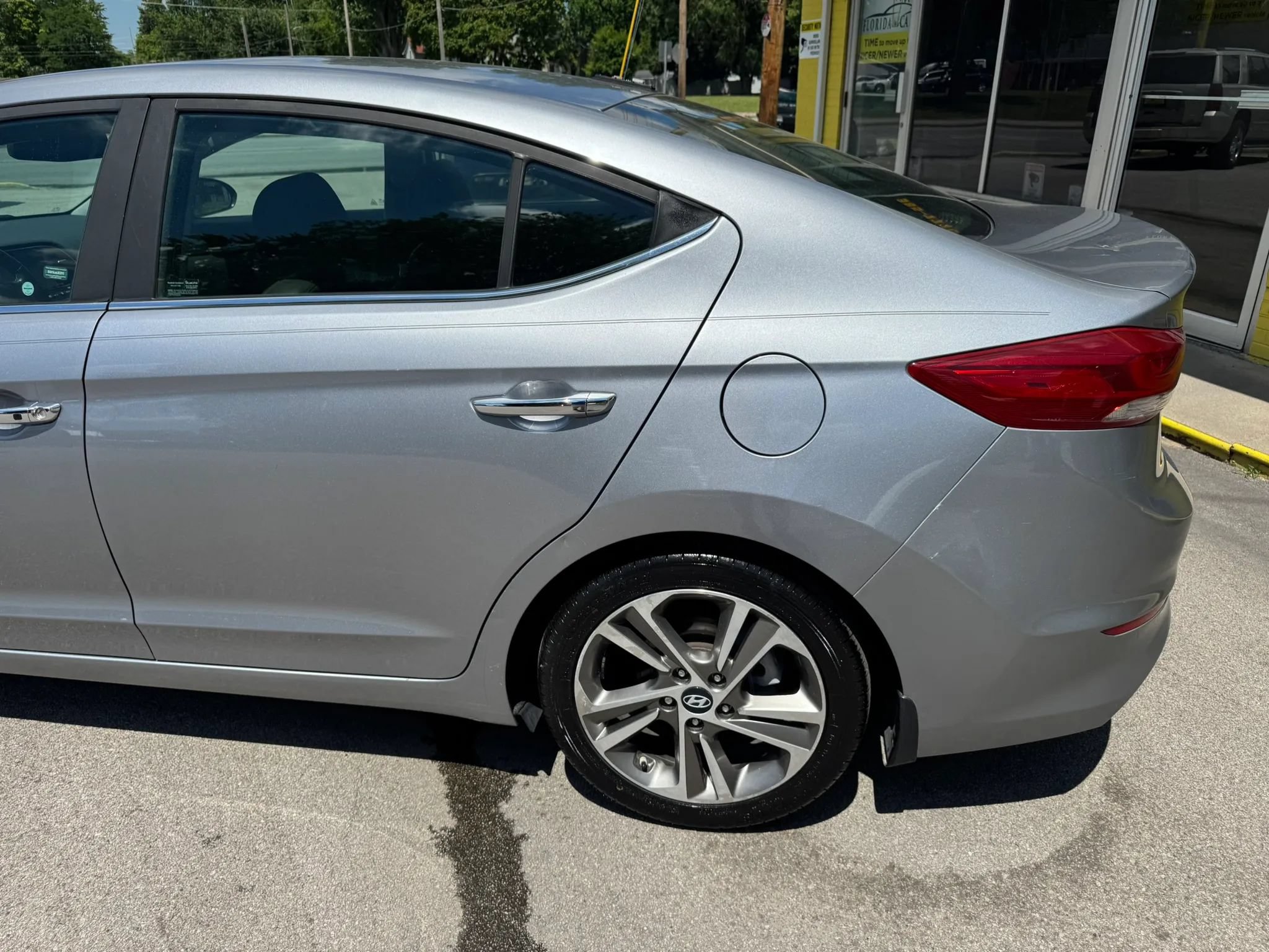 Used 2017 Hyundai Elantra Limited w/ Limited Tech Package 04 FWD image 5