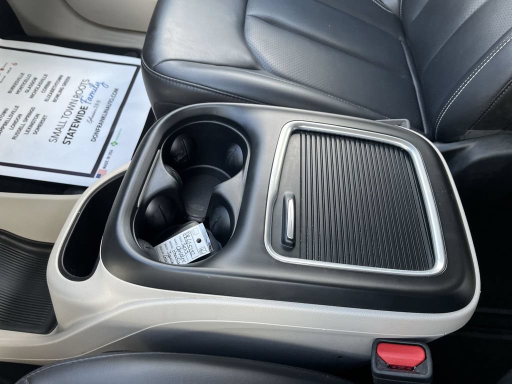 Used 2023 Chrysler Pacifica Touring-L FWD image 20
