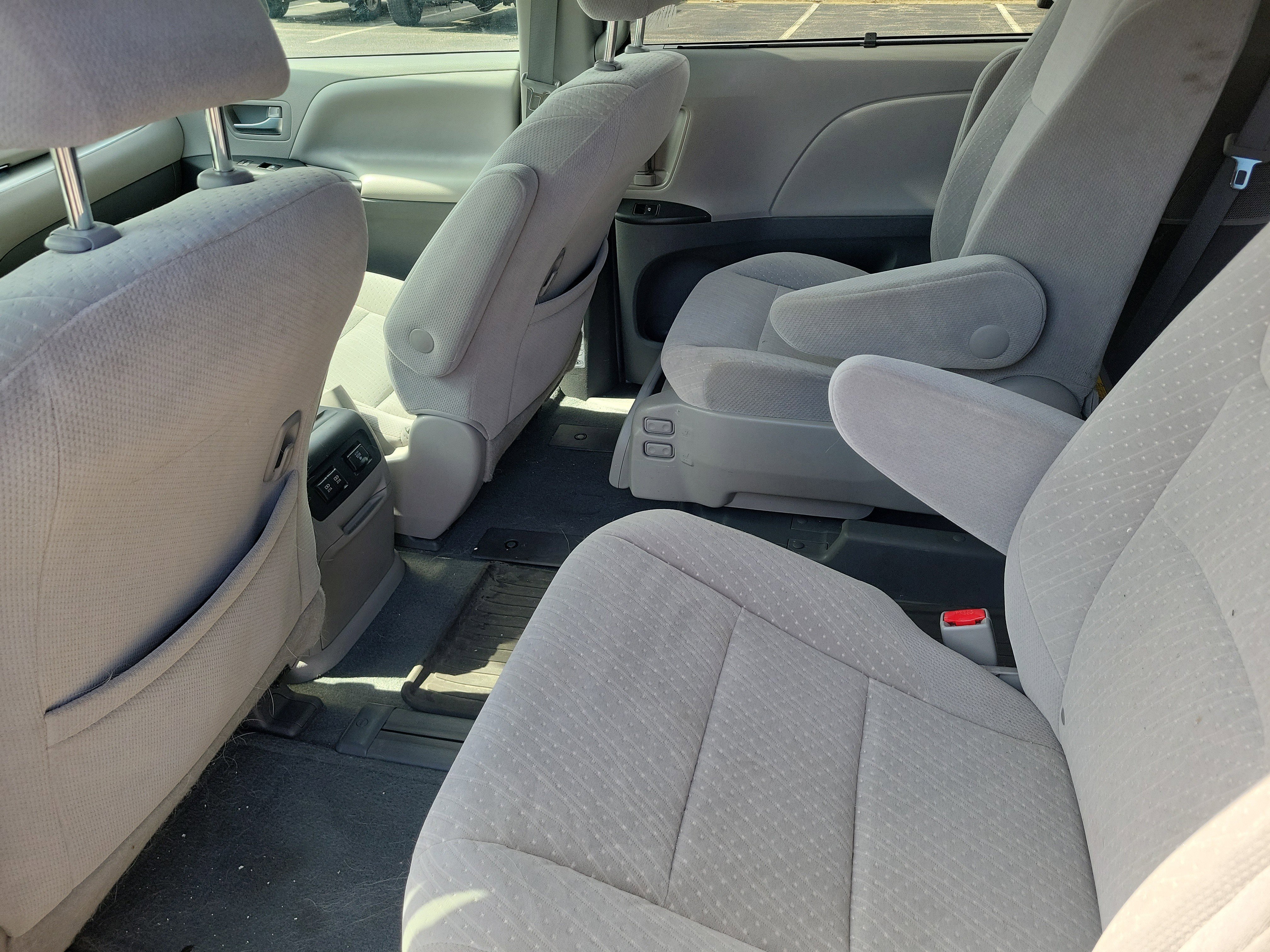 Used 2019 Toyota Sienna LE w/ Carpet Mat Package image 10