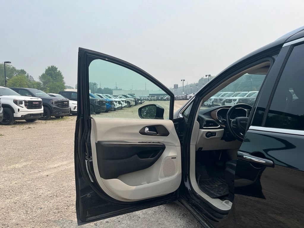 Used 2017 Chrysler Pacifica Touring-L Plus FWD image 18