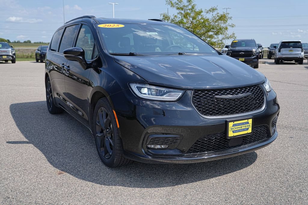 Used 2025 Chrysler Pacifica Limited FWD image 4
