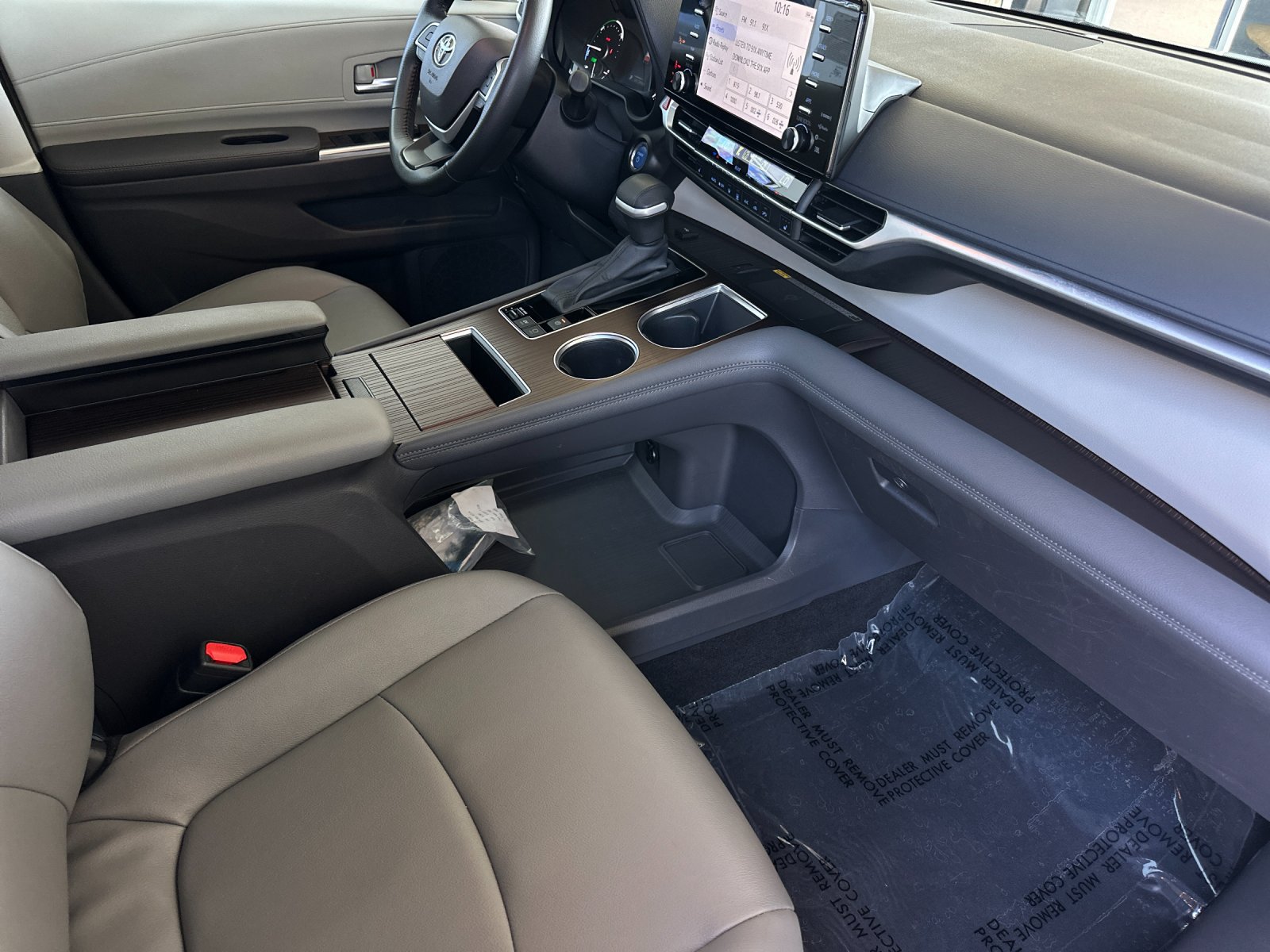 Used 2024 Toyota Sienna XLE w/ XLE Plus Package FWD image 16
