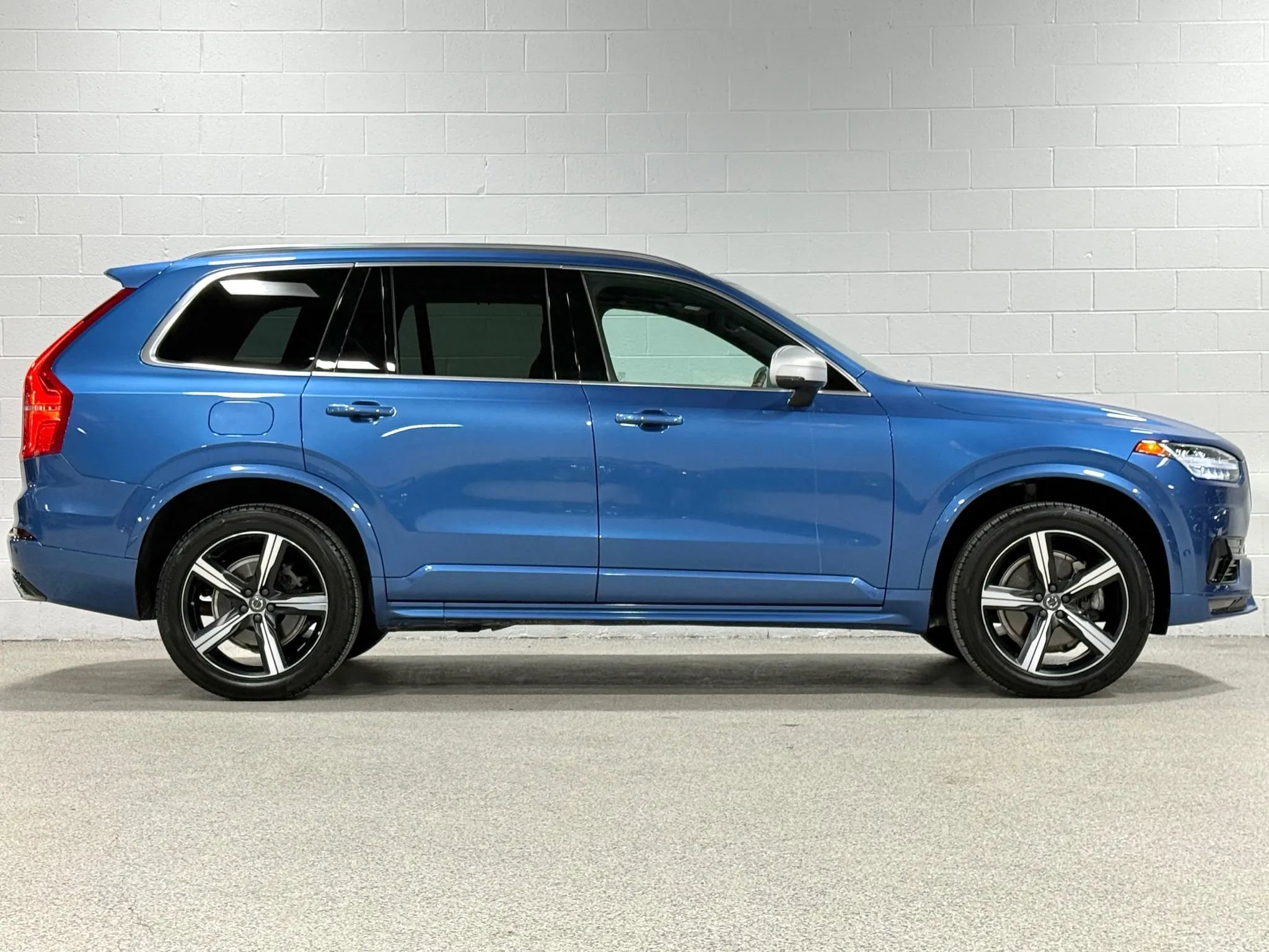 Used 2019 Volvo XC90 T6 R-Design w/ Advanced Package image 4