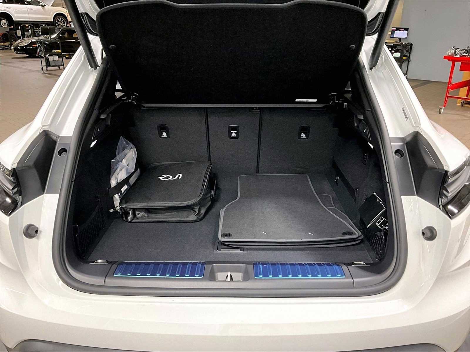 Used 2026 Porsche Macan 4 Electric image 39