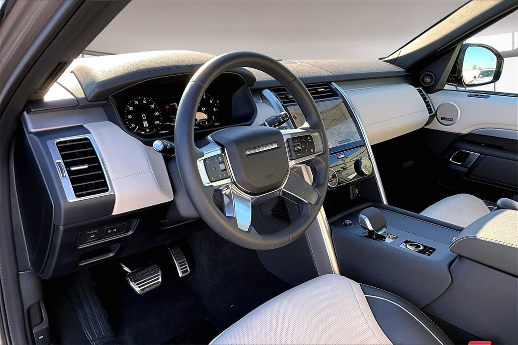 Used 2024 Land Rover Discovery Dynamic SE image 15