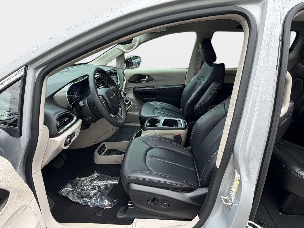 Used 2024 Chrysler Pacifica Touring-L FWD image 14
