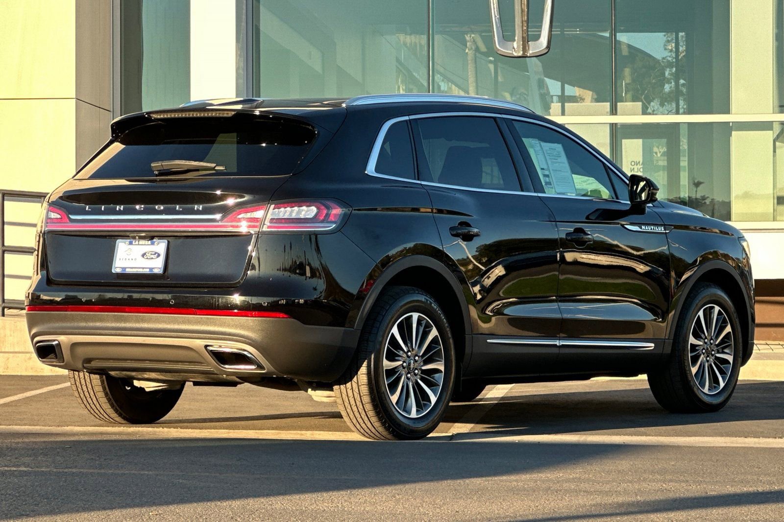 Used 2023 Lincoln Nautilus Reserve w/ Luxury Package image 3