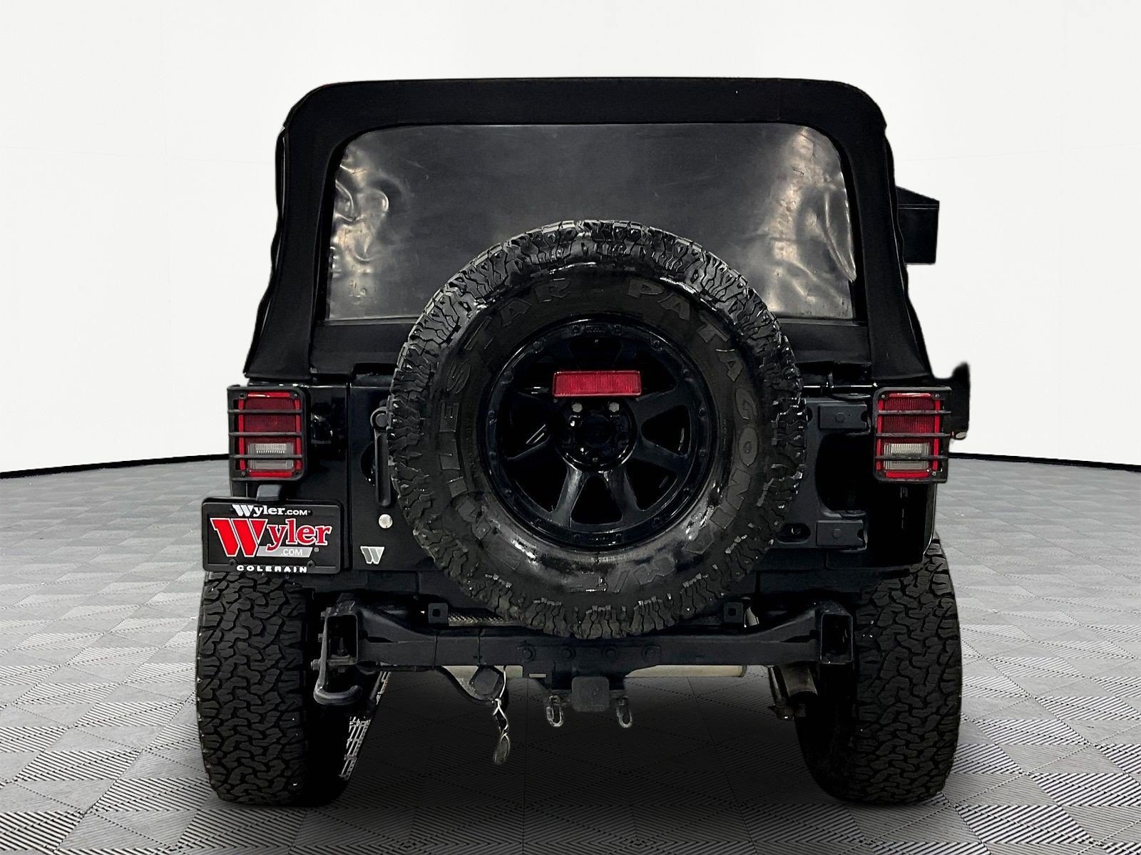 Used 2015 Jeep Wrangler Unlimited Sahara w/ Connectivity Group AWD/4WD image 5