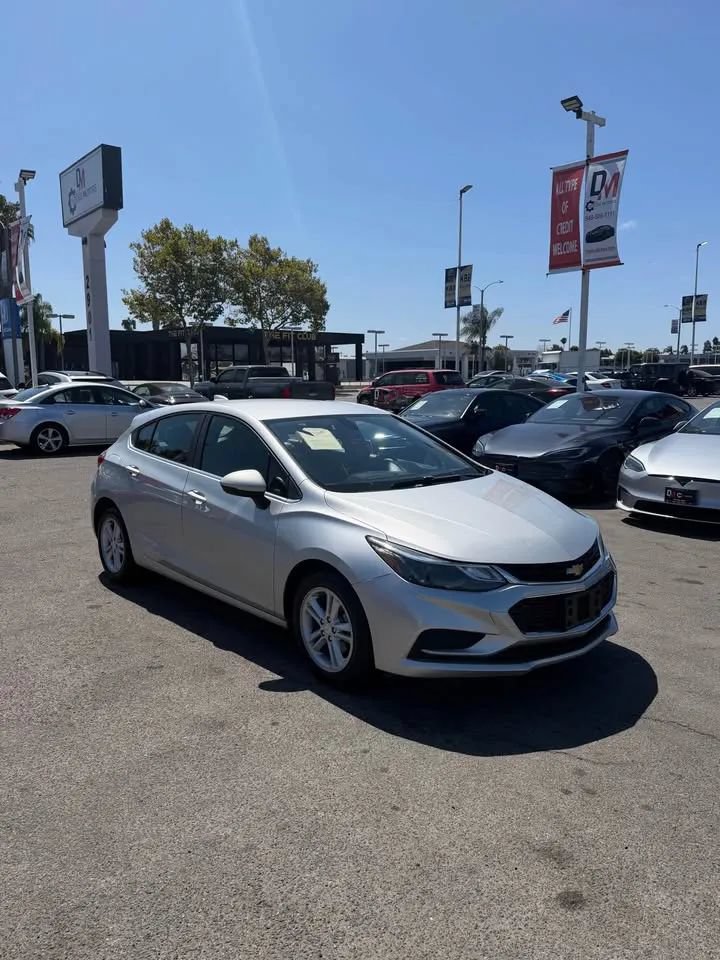 Used 2017 Chevrolet Cruze LT FWD image 3