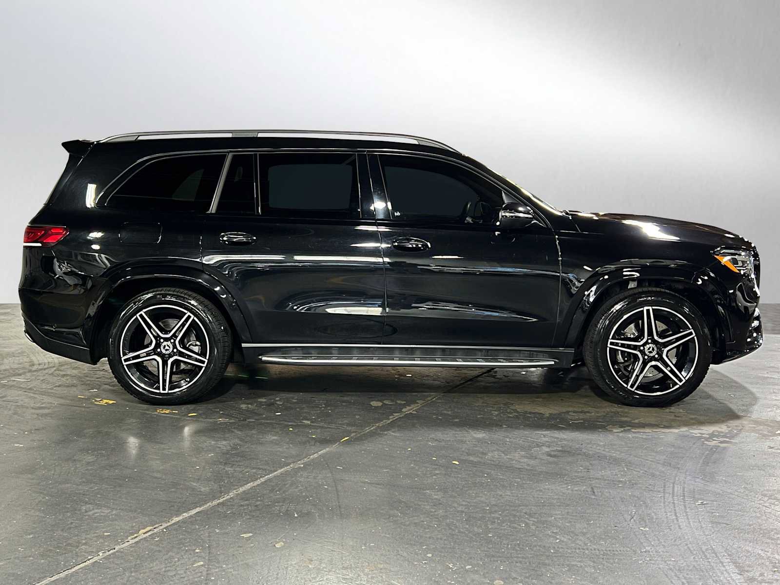 Used 2023 Mercedes-Benz GLS 580 4MATIC image 2