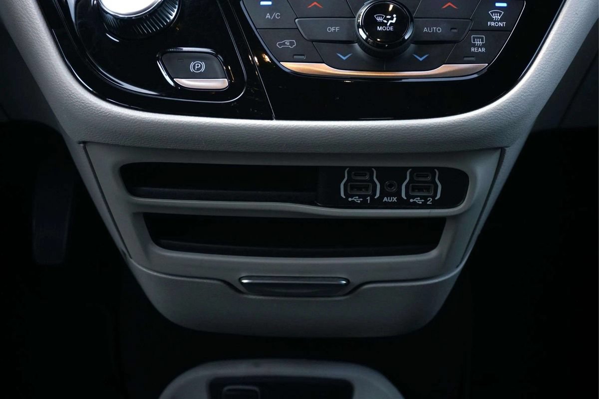 Used 2023 Chrysler Pacifica Touring-L FWD image 24