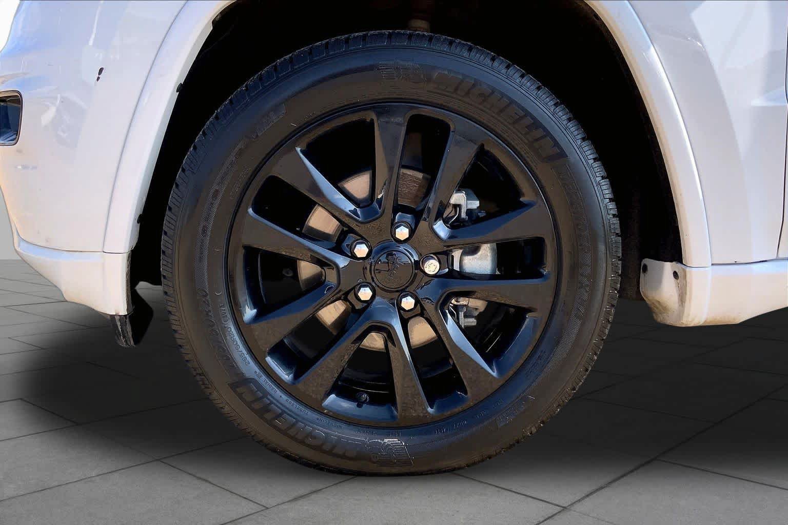 Used 2018 Jeep Grand Cherokee Altitude RWD image 9