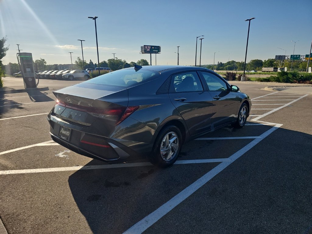 New 2026 Hyundai Elantra SE FWD image 5