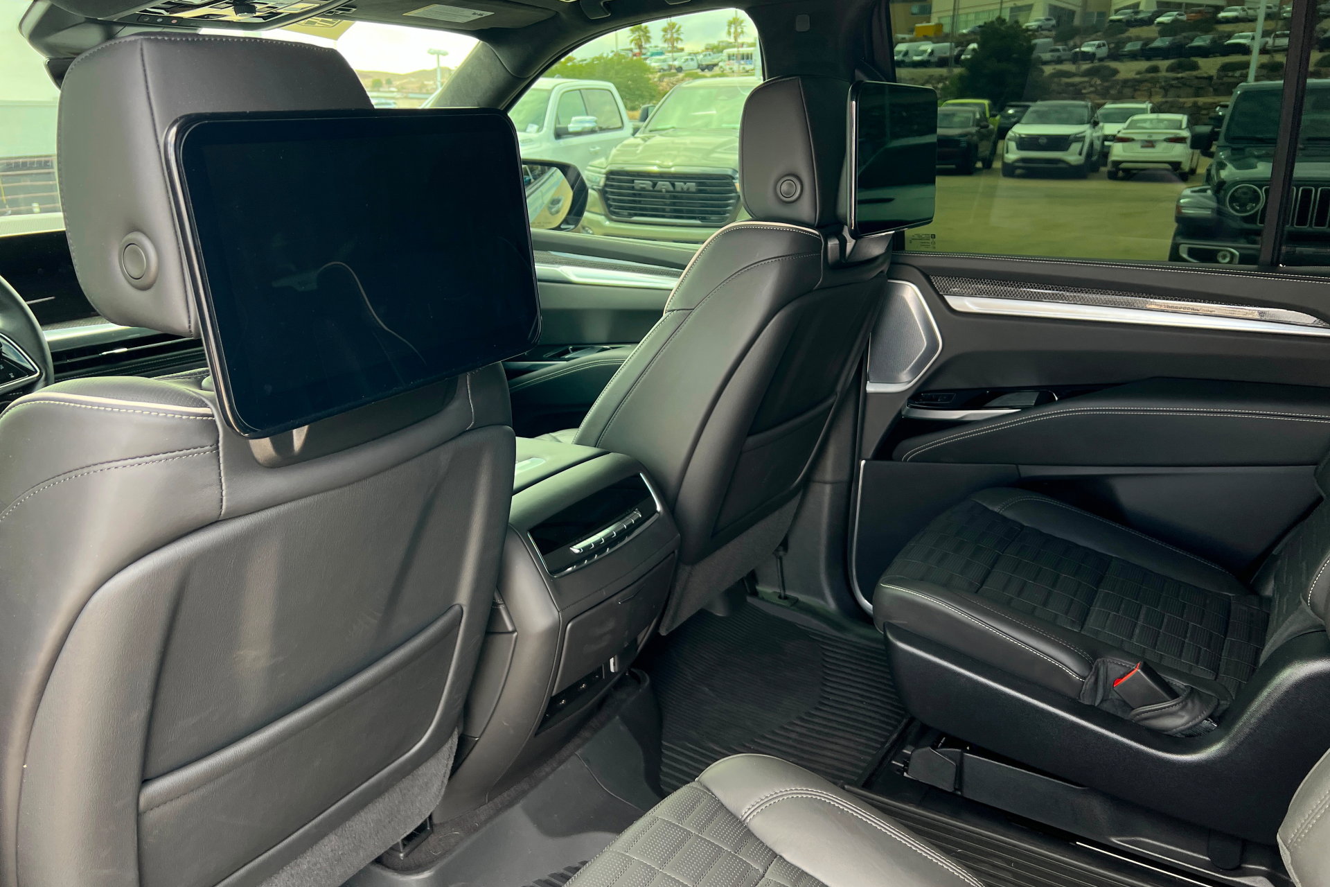 Certified 2025 Cadillac Escalade V w/ LPO, ONYX Package AWD/4WD image 20