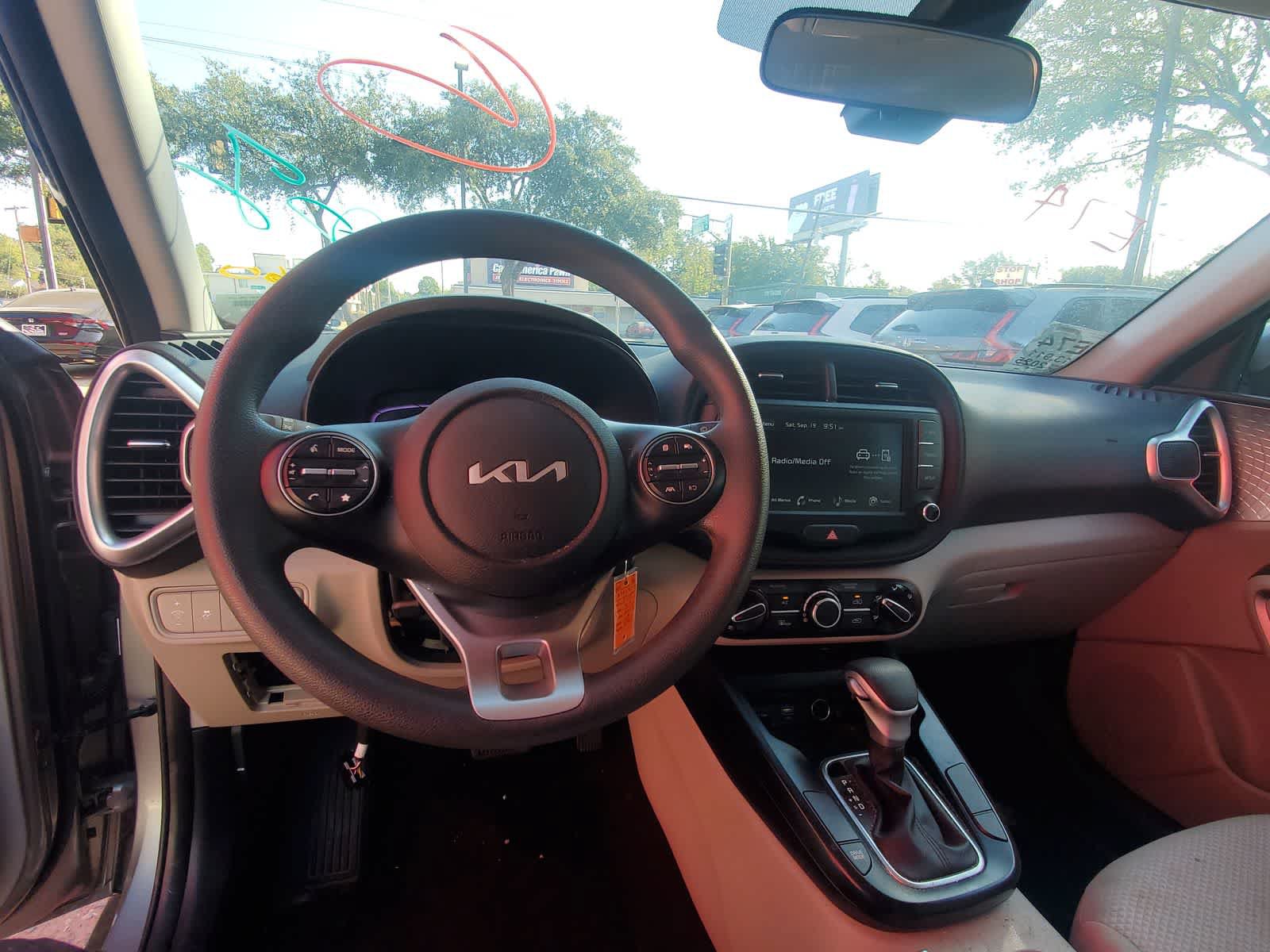 Used 2025 Kia Soul LX w/ LX Technology Package FWD image 13