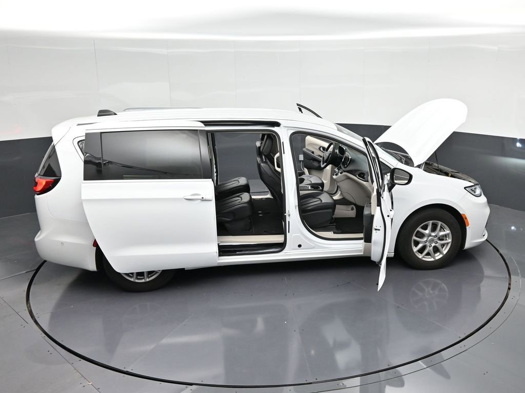 Used 2023 Chrysler Pacifica Touring-L FWD image 42