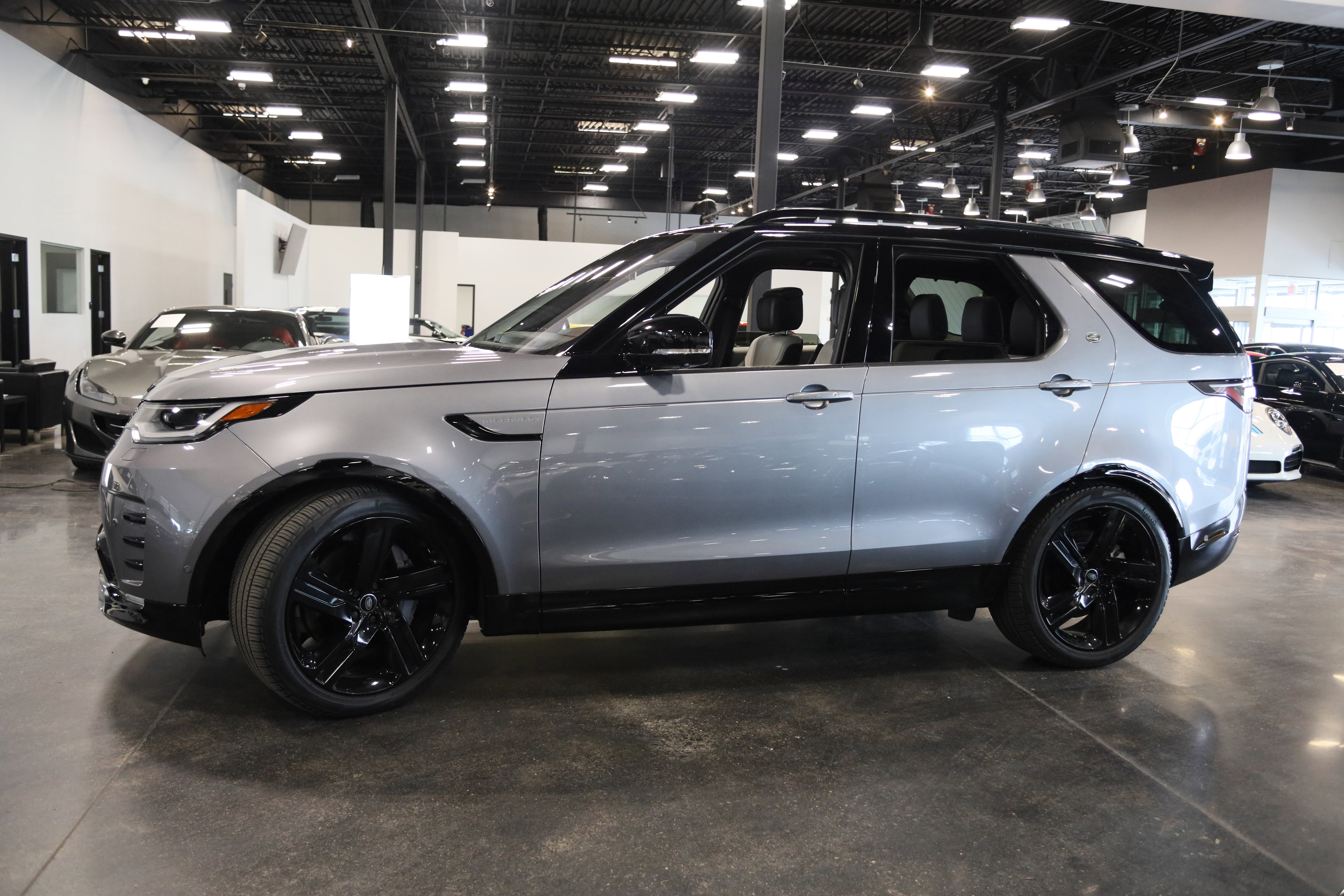 Used 2023 Land Rover Discovery S R-Dynamic AWD/4WD image 9