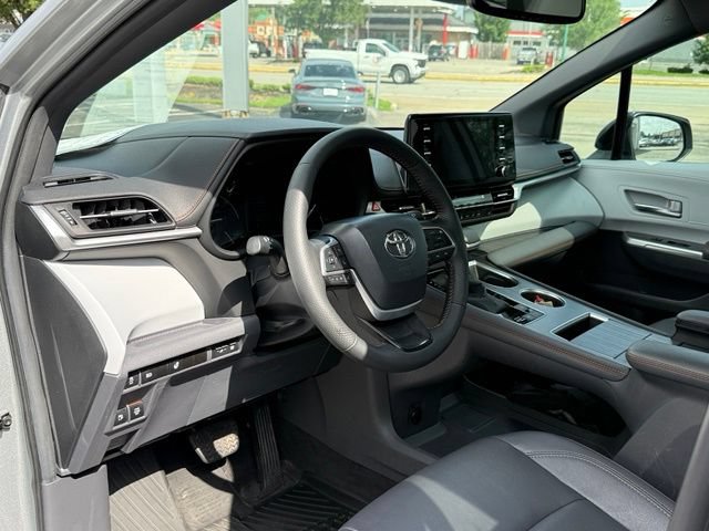 Used 2024 Toyota Sienna XSE FWD image 11