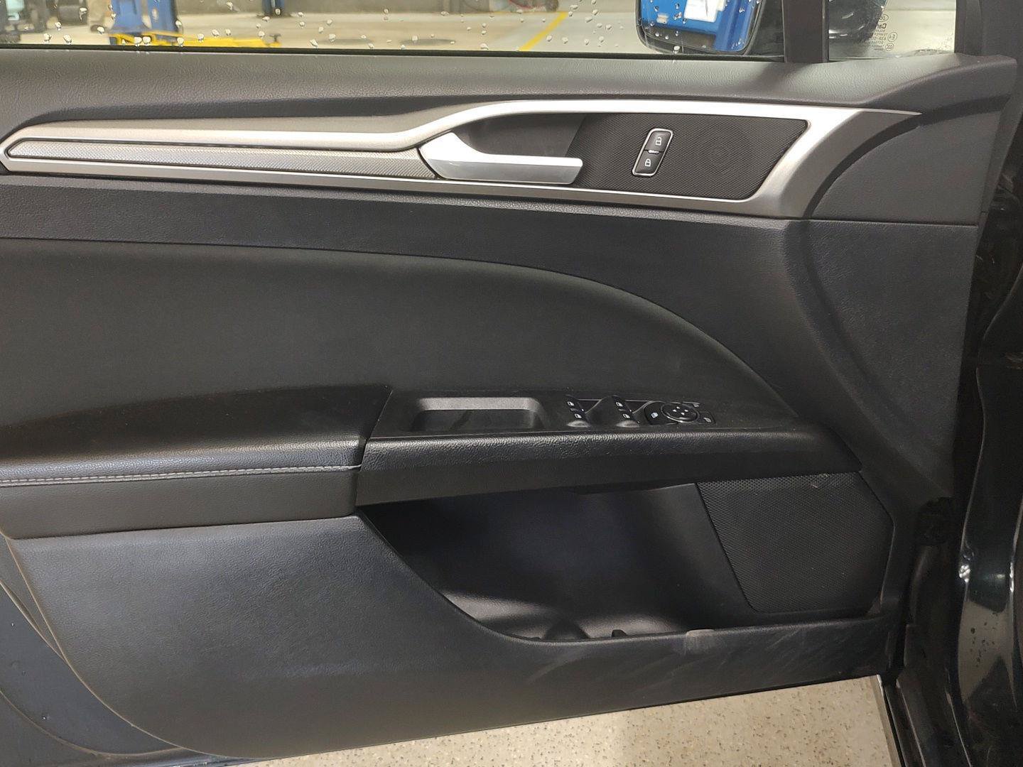 Used 2020 Ford Fusion SE FWD image 15