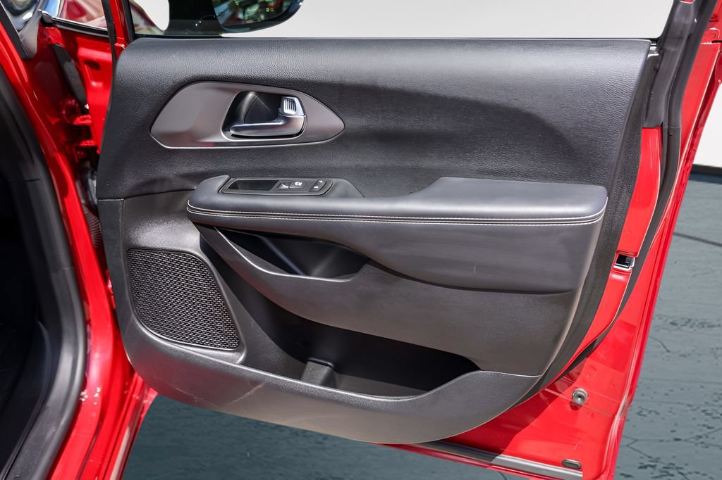 Used 2025 Chrysler Pacifica Select FWD image 30