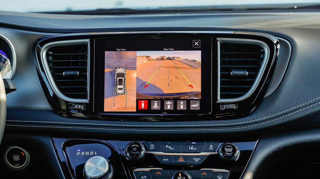 New 2027 Chrysler Pacifica Select FWD image 17
