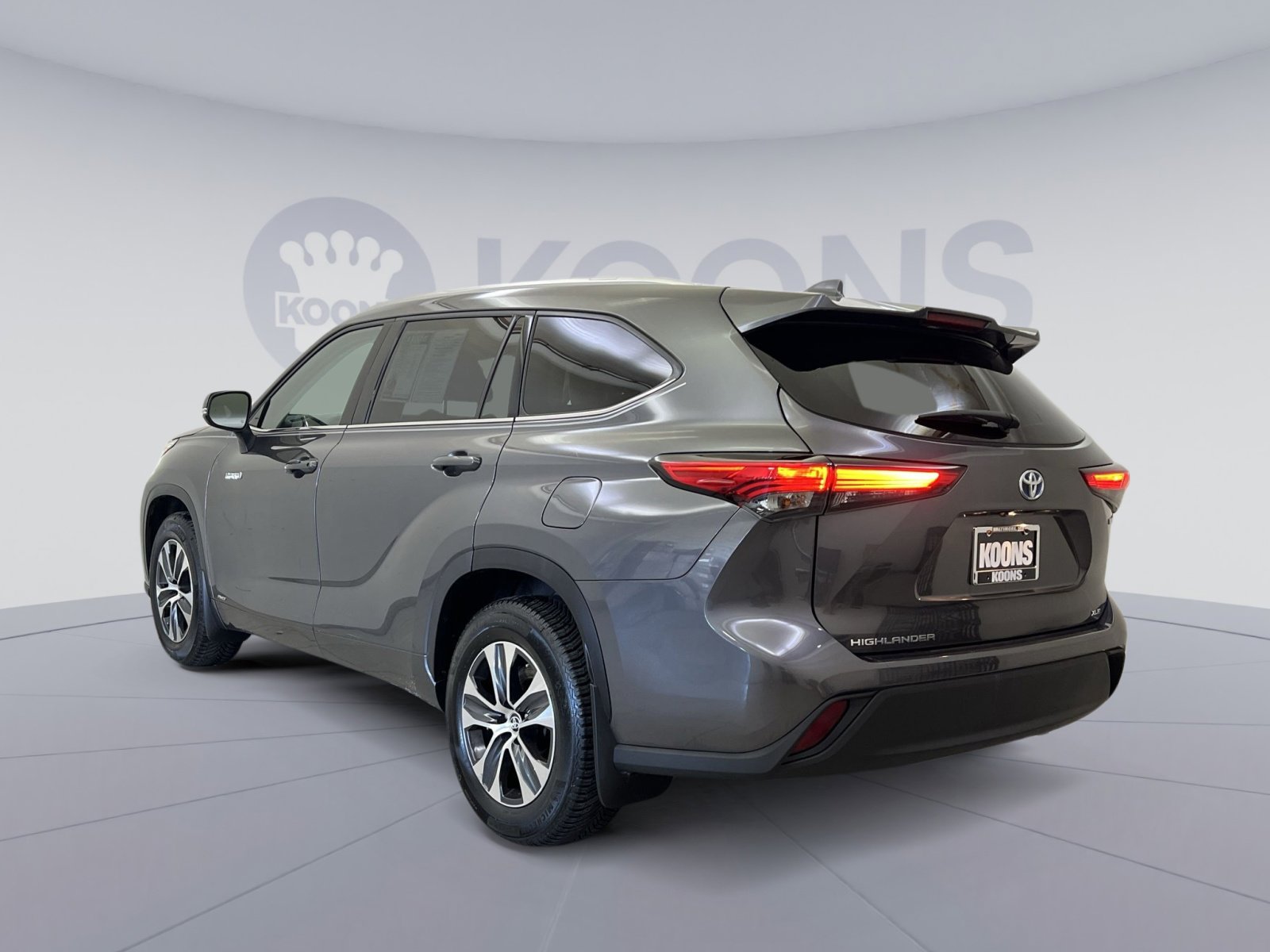 Used 2021 Toyota Highlander XLE image 4