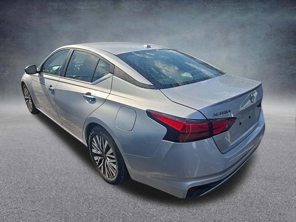 Used 2025 Nissan Altima 2.5 SV FWD image 5