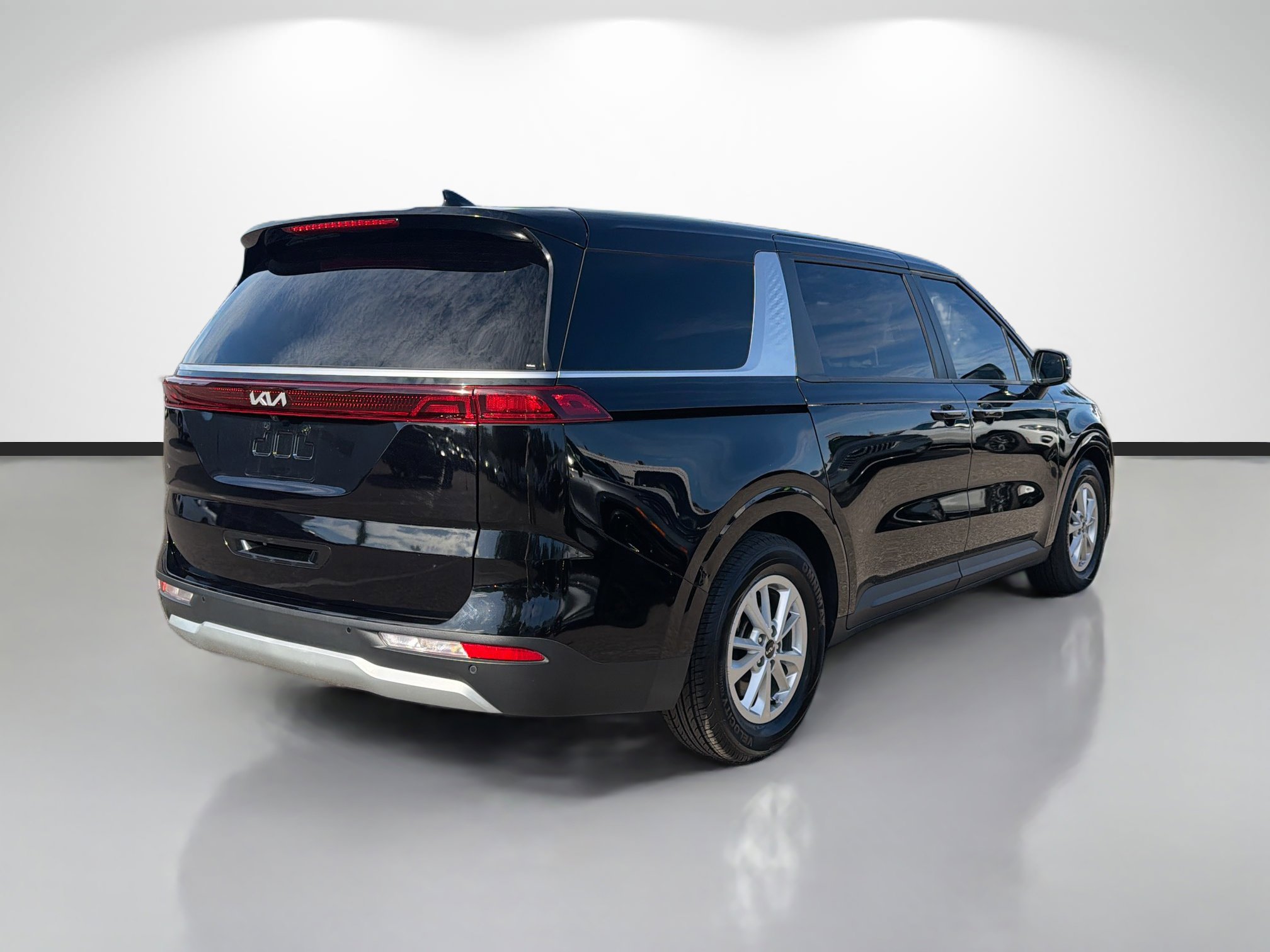 Used 2023 Kia Carnival LX image 3