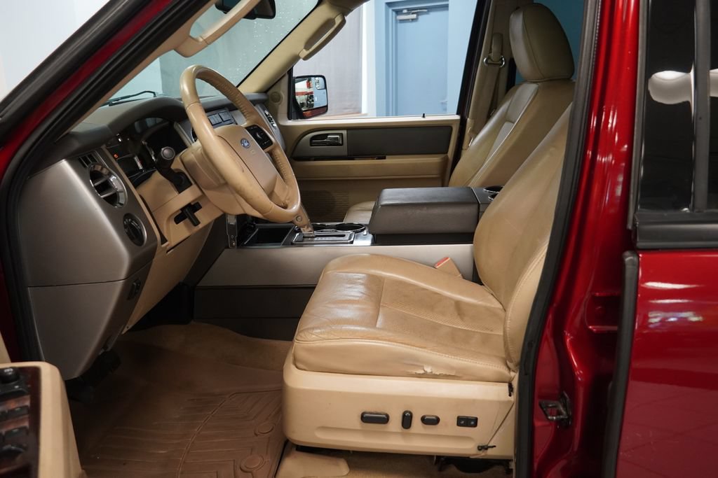 Used 2014 Ford Expedition XLT w/ Equipment Group 202A AWD/4WD image 4