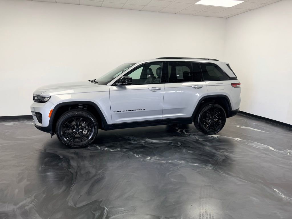 Used 2024 Jeep Grand Cherokee Altitude AWD/4WD image 19