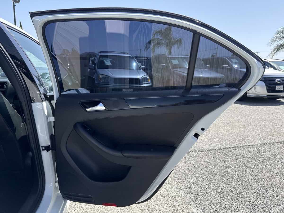 Used 2015 Volkswagen Jetta Sport FWD image 17