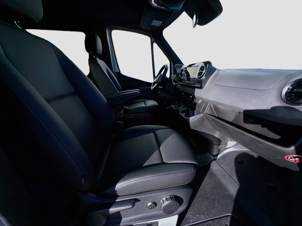 Used 2024 Mercedes-Benz Sprinter 2500 image 28