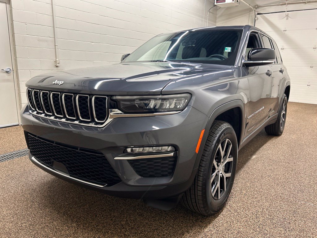 Used 2025 Jeep Grand Cherokee Limited AWD/4WD image 6