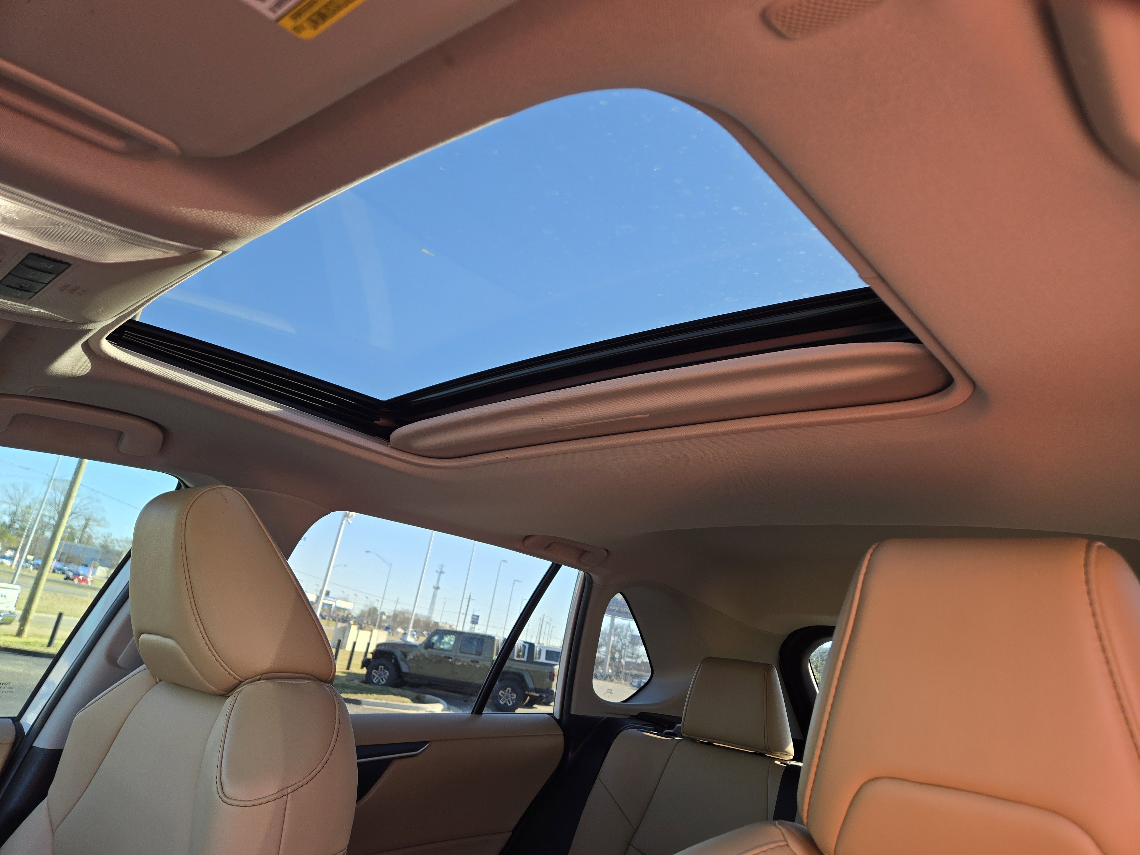 Used 2023 Toyota RAV4 XLE Premium image 21