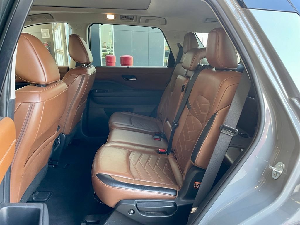 Certified 2024 Nissan Pathfinder Platinum w/ Cargo Package FWD image 18