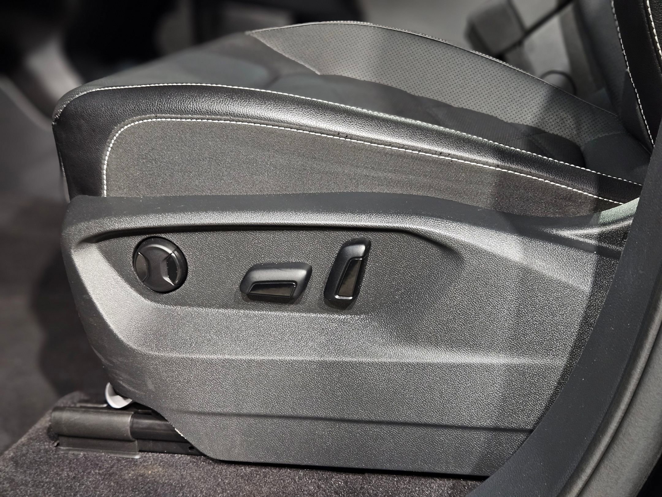 Used 2024 Volkswagen Atlas SE image 23