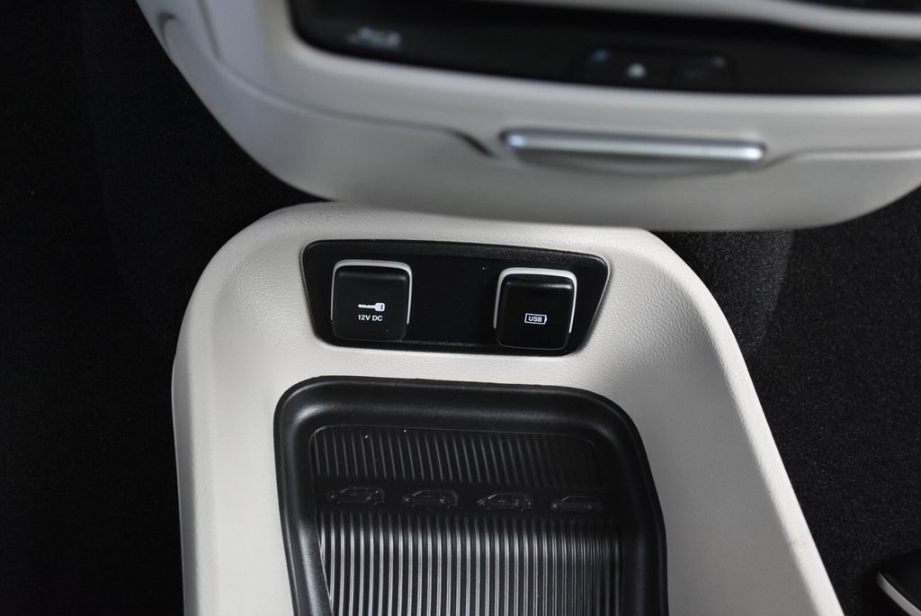 Used 2019 Chrysler Pacifica Touring-L Plus FWD image 19