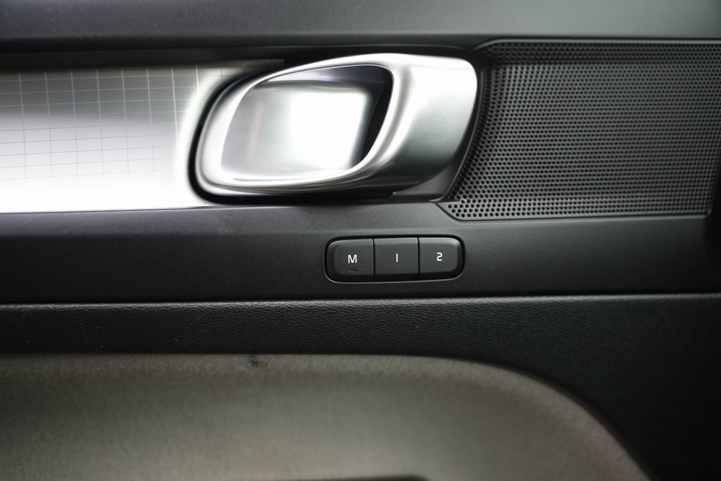 Used 2021 Volvo XC40 T5 Momentum w/ Premium Package image 33