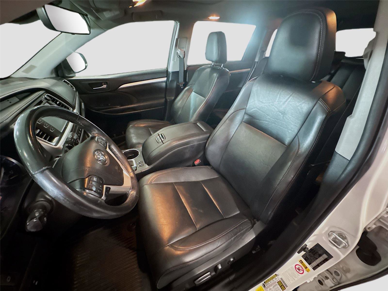 Used 2019 Toyota Highlander XLE image 2