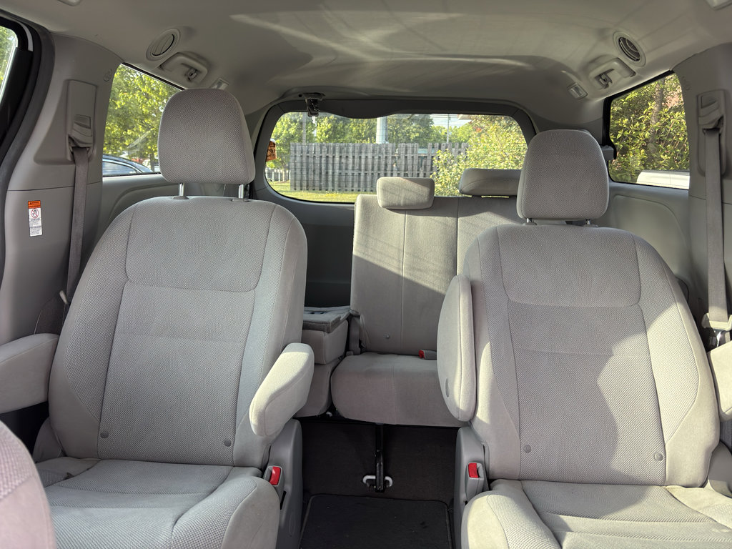 Used 2018 Toyota Sienna L FWD image 9