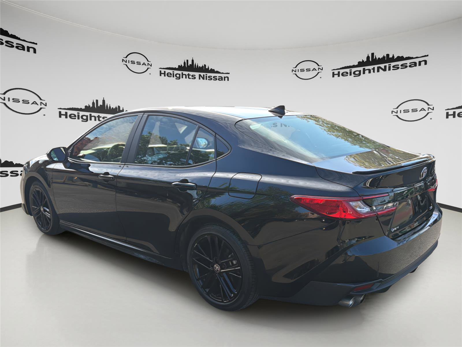 Used 2025 Toyota Camry SE FWD image 3