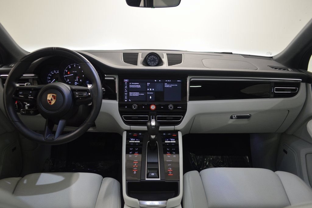 Certified 2025 Porsche Macan AWD/4WD image 36