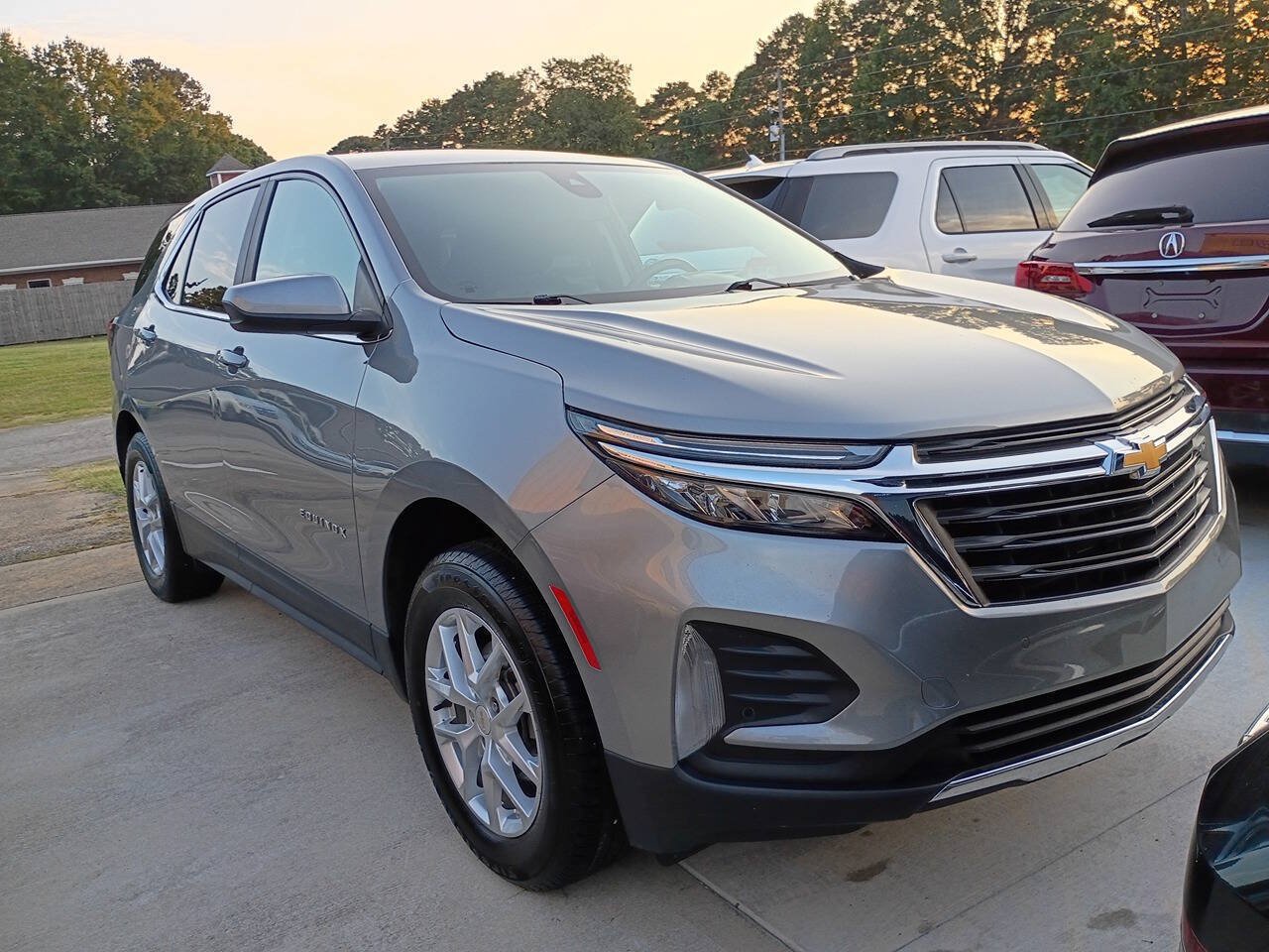 Used 2024 Chevrolet Equinox LT w/ Driver Convenience Package AWD/4WD image 2