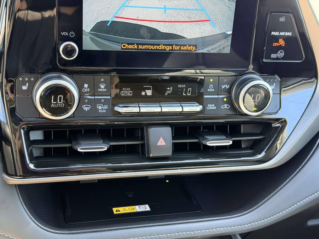 Used 2025 Toyota Highlander XLE AWD/4WD image 5