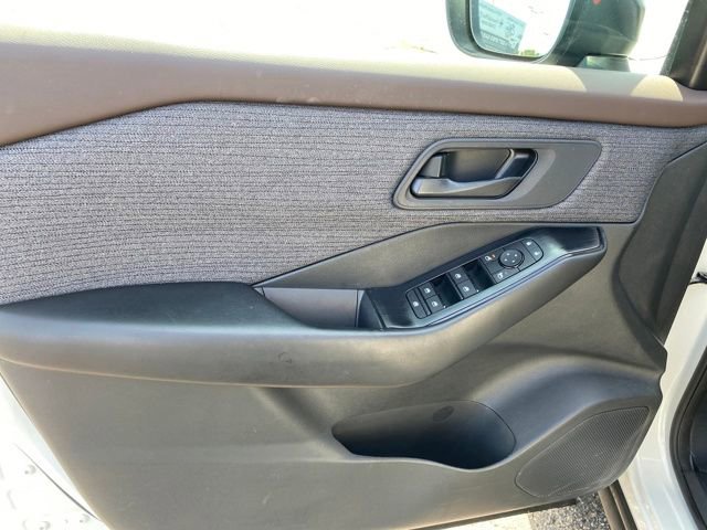 Used 2023 Nissan Rogue S image 15