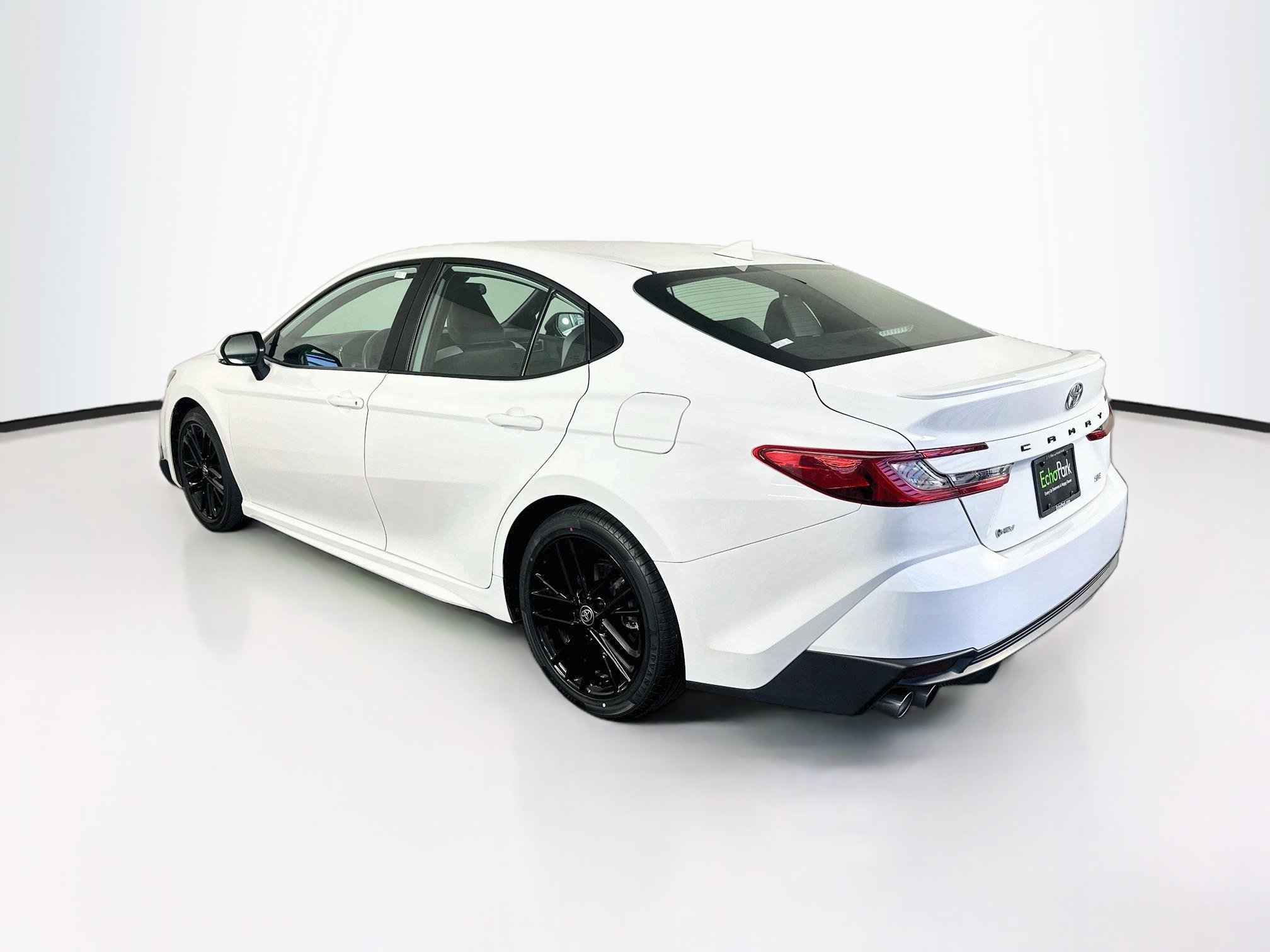 Used 2025 Toyota Camry SE FWD image 5