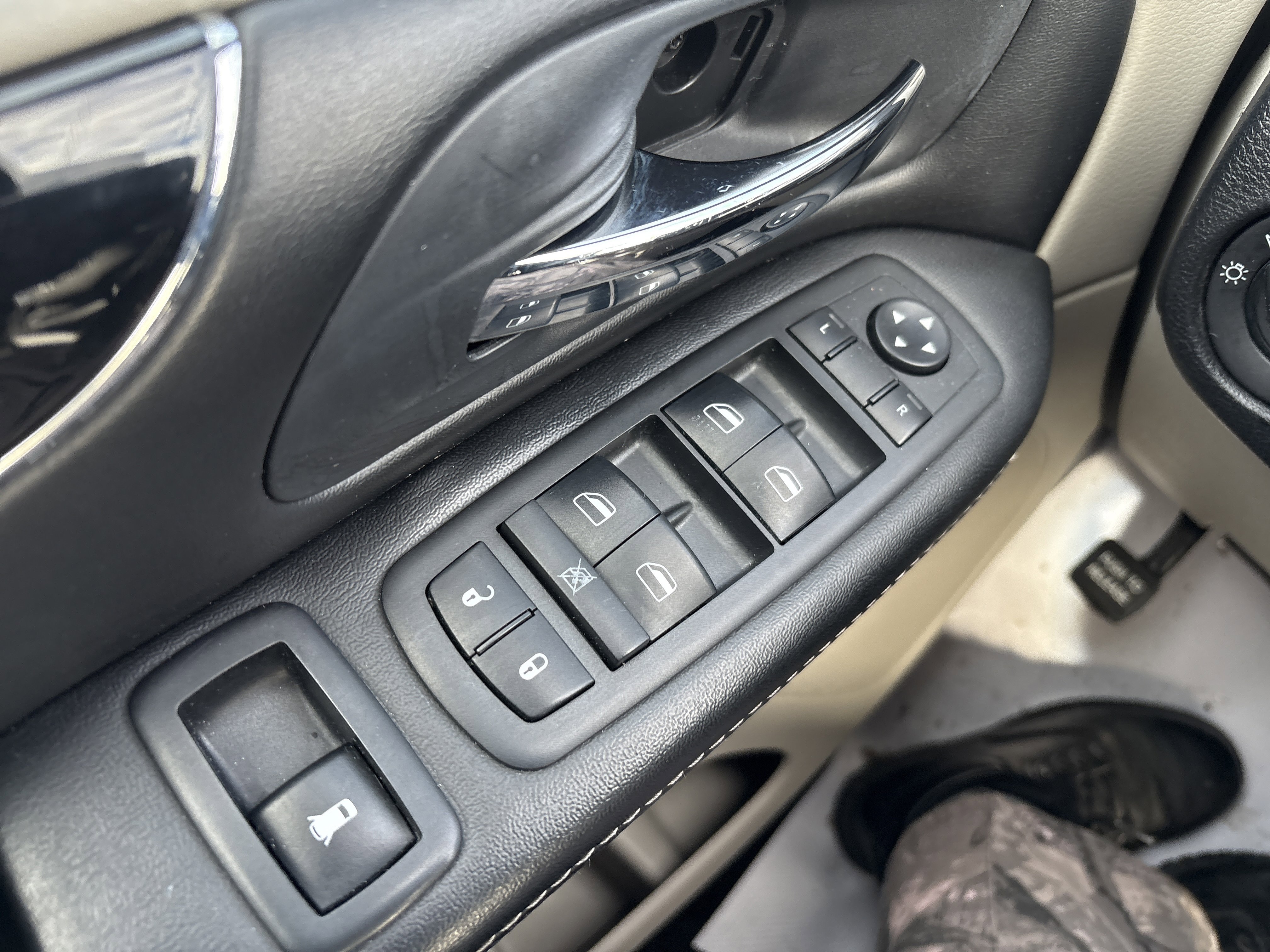 Used 2018 Dodge Grand Caravan SXT image 17